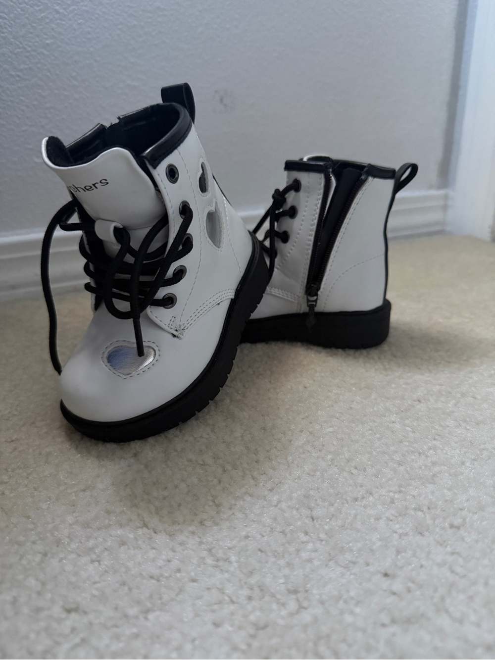 Skechers White and Black Heart Cutout Lace-Up Kids Boots sz 5 walker
